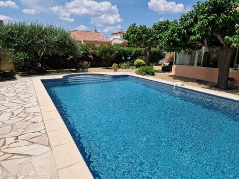 Poolberech  mit Wintergarten und die Maulbeerbäume