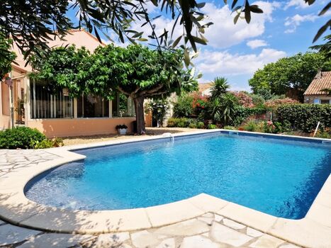 Pool mit Blick aufs Haus und Wintergarten/Veranda
