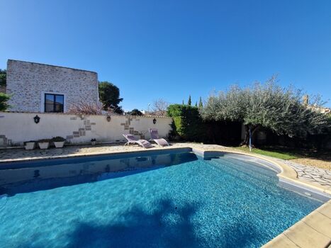 Pool mit Loungebereich