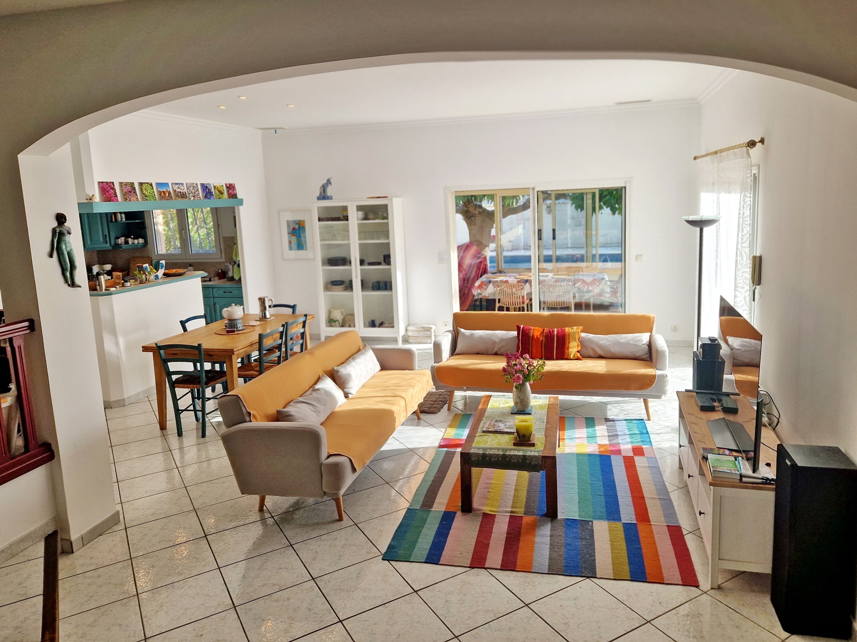 Wohnzimmer mit 2 großen Sofas