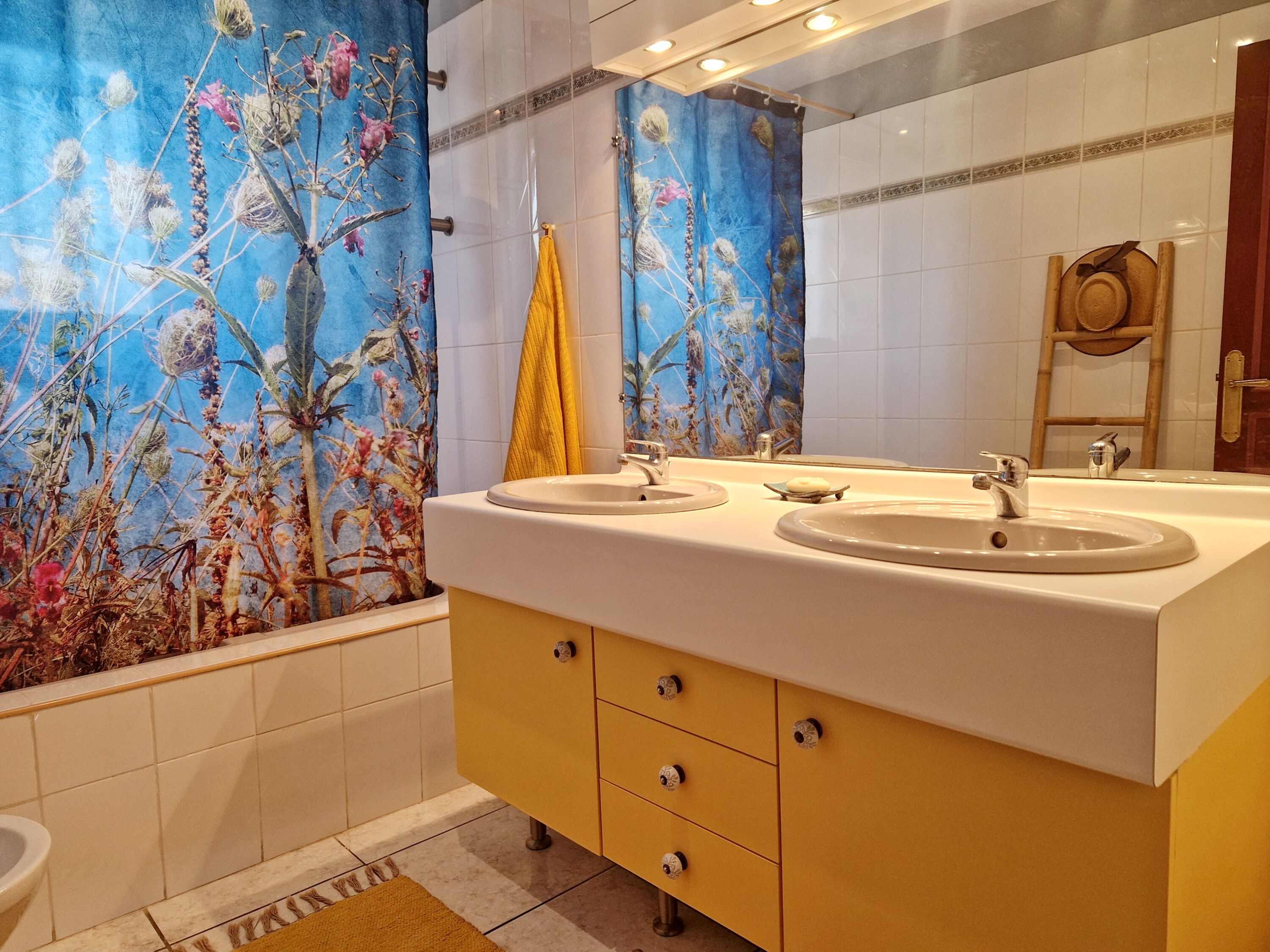 Badezimmer 2 mit Badewanne, Dusche und Bidet