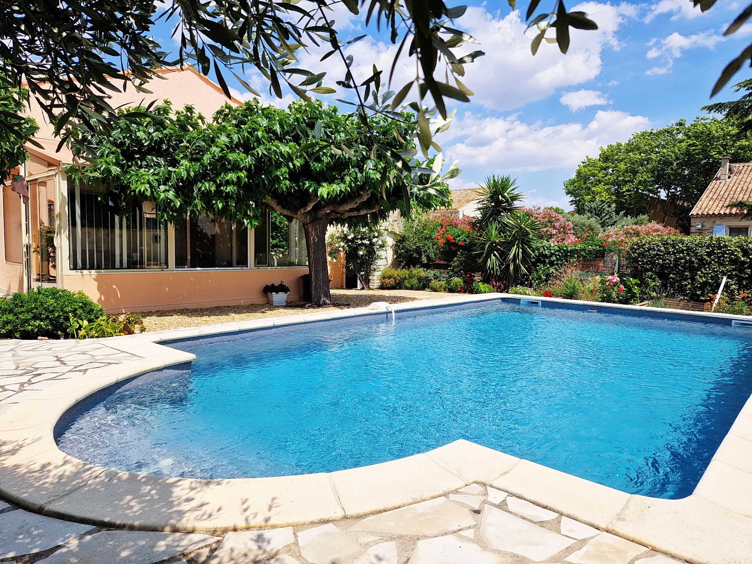 Pool mit Blick aufs Haus und Wintergarten/Veranda