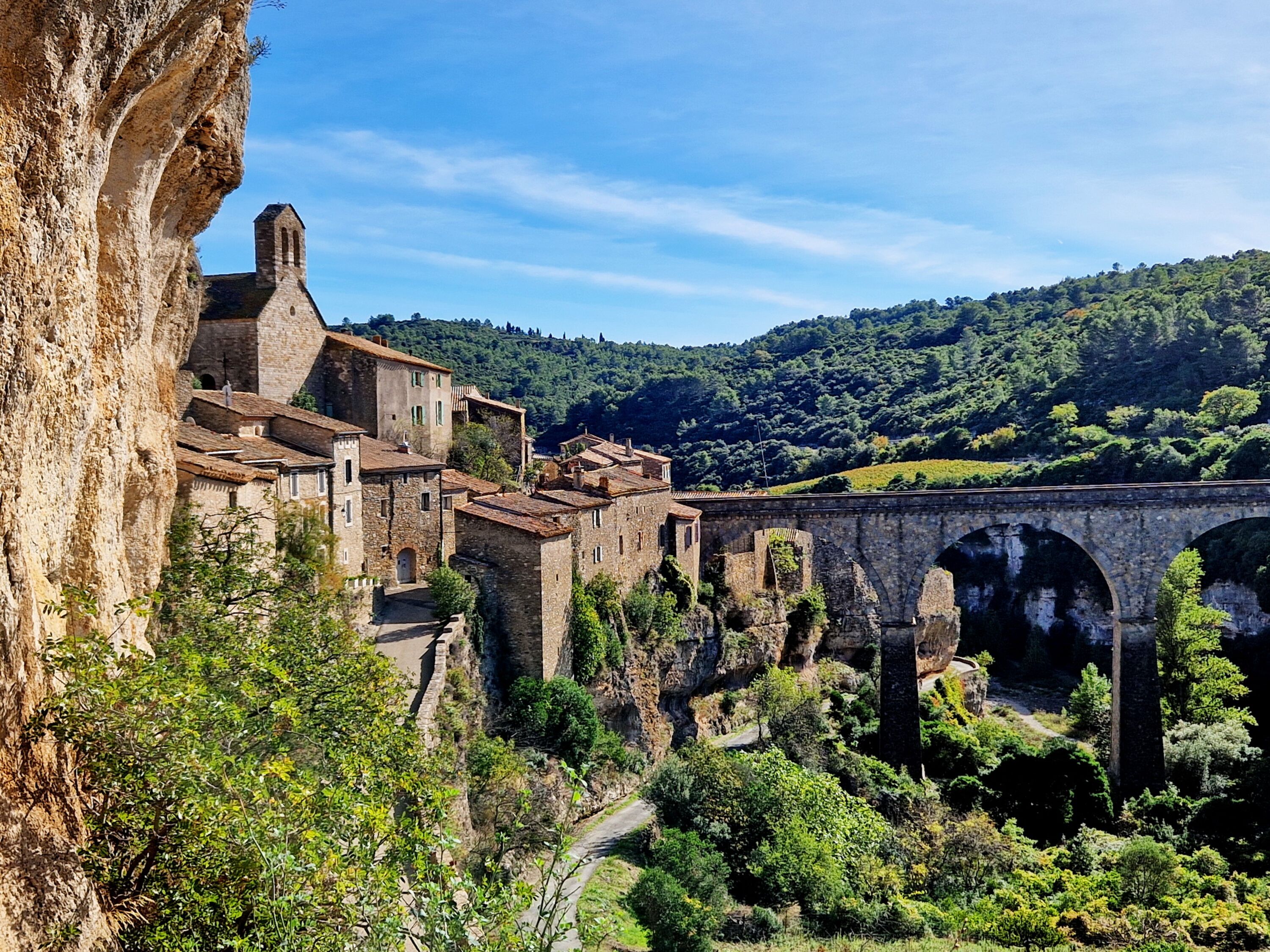 Malerische Gassen und mittelalterliches Flair in den Gassen von Minerve, 18 km