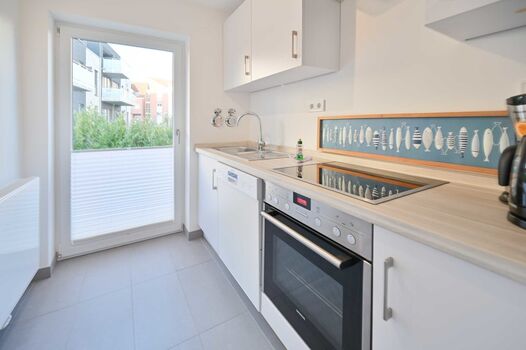Küche mit Zugang zum eingezäunten Garten