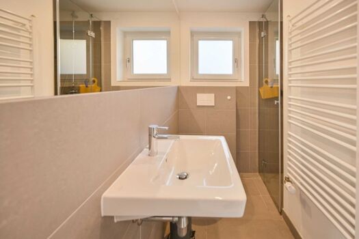 Badezimmer mit Fenster 