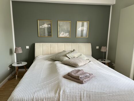 Schlafzimmer EG Bett 180cm