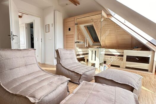 Ruhebereich der Sauna mit Meerblick