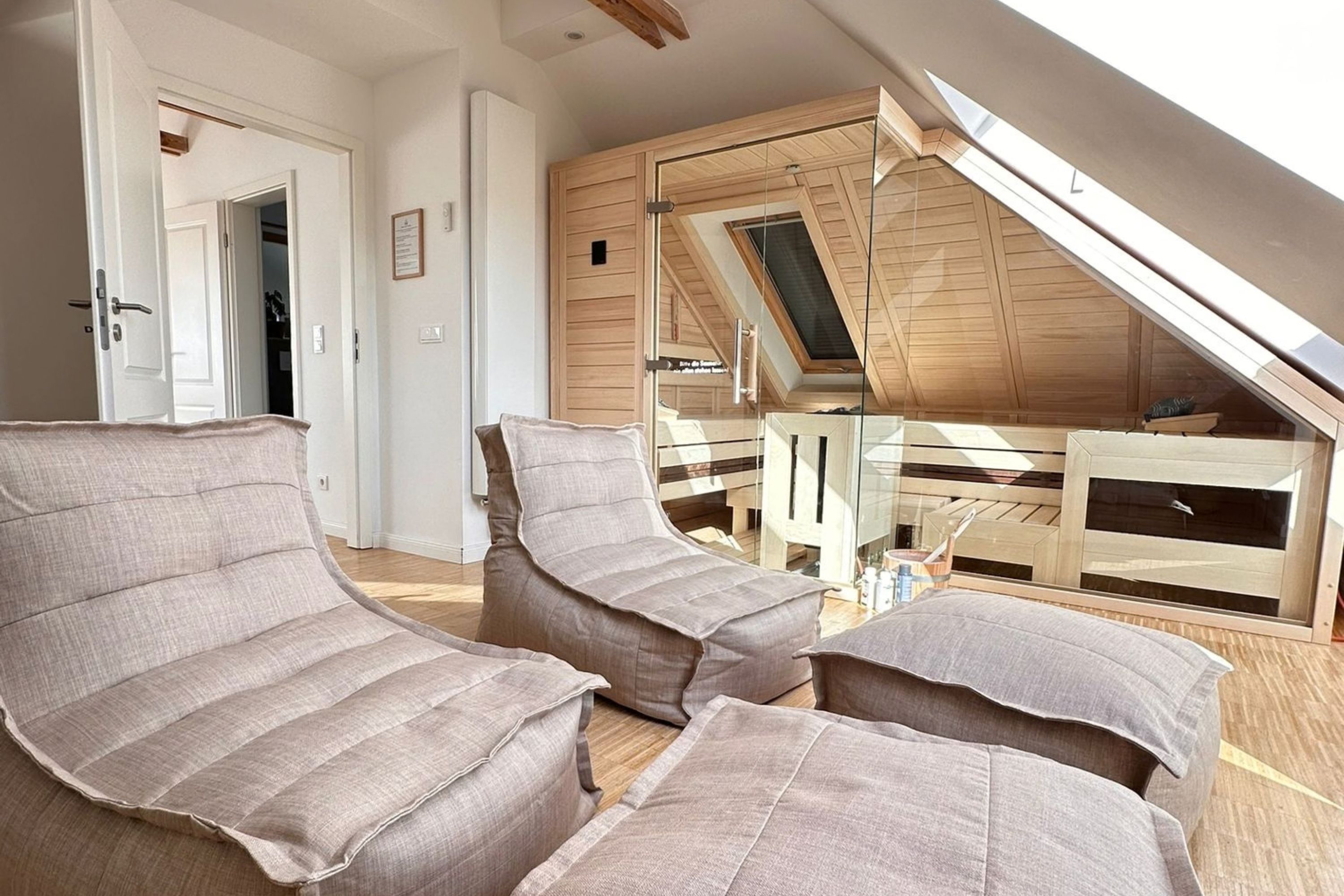 Ruhebereich der Sauna mit Meerblick