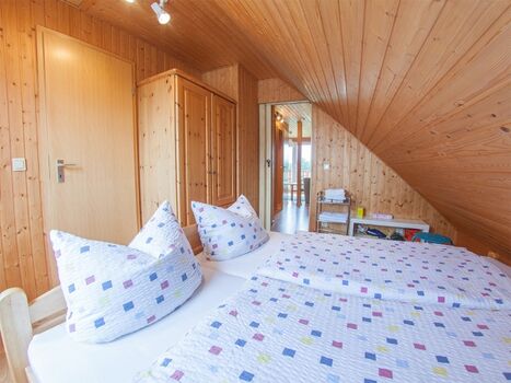 Genügend Platz im großen Kleiderschrank