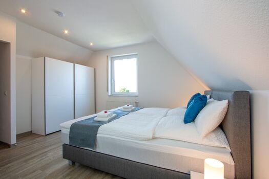 Ruhig gelegenes Schlafzimmer mit Tageslicht und großem Kleiderschrank