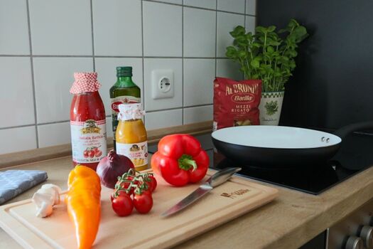 Hier lässt es sich wunderbar kochen und genießen – voll ausgestattete Küche