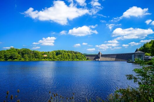 Blaues Wasser, blauer Himmel und ganz viel Grün – traumhafte Landschaft Möhnesee