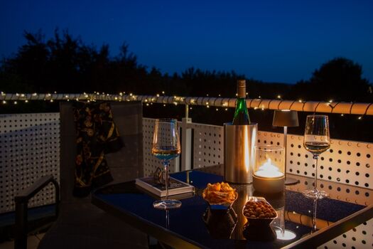 Unser großer Balkon ist perfekt geeignet, um die Sommerabende zu genießen