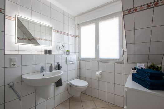 Geräumiges Tageslicht-Bad mit Fenster zum Lüften und viel Stauraum für dich