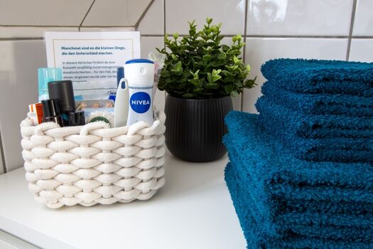 Für unsere Gäste: Amenity Kit und flauschige Handtücher in Hotelqualität