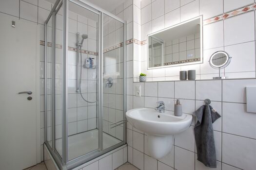 Badezimmer mit beleuchtetem Spiegel (3 Lichtfarben) mit Bluetooth-Lautsprechern