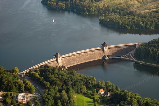 Monumental: Die Staumauer der Möhnetalsperre ist eine der Top-Sehenswürdigkeiten