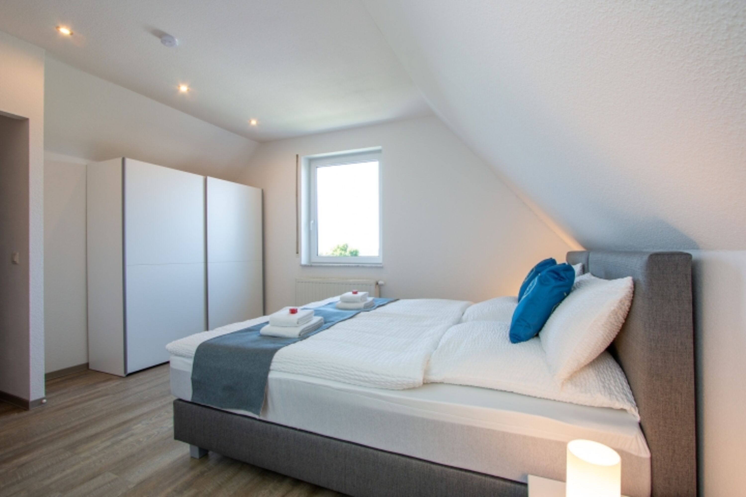 Ruhig gelegenes Schlafzimmer mit Tageslicht und großem Kleiderschrank