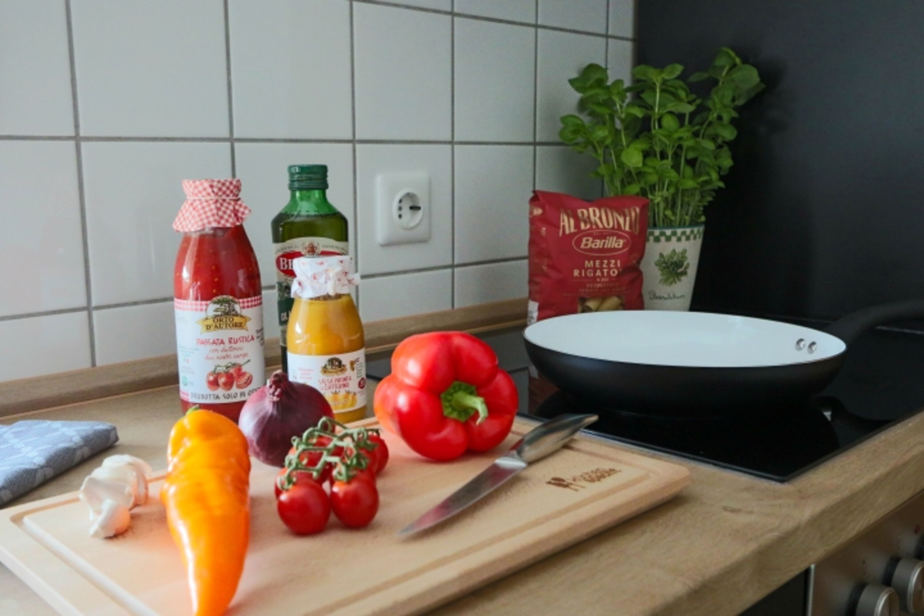 Hier lässt es sich wunderbar kochen und genießen – voll ausgestattete Küche