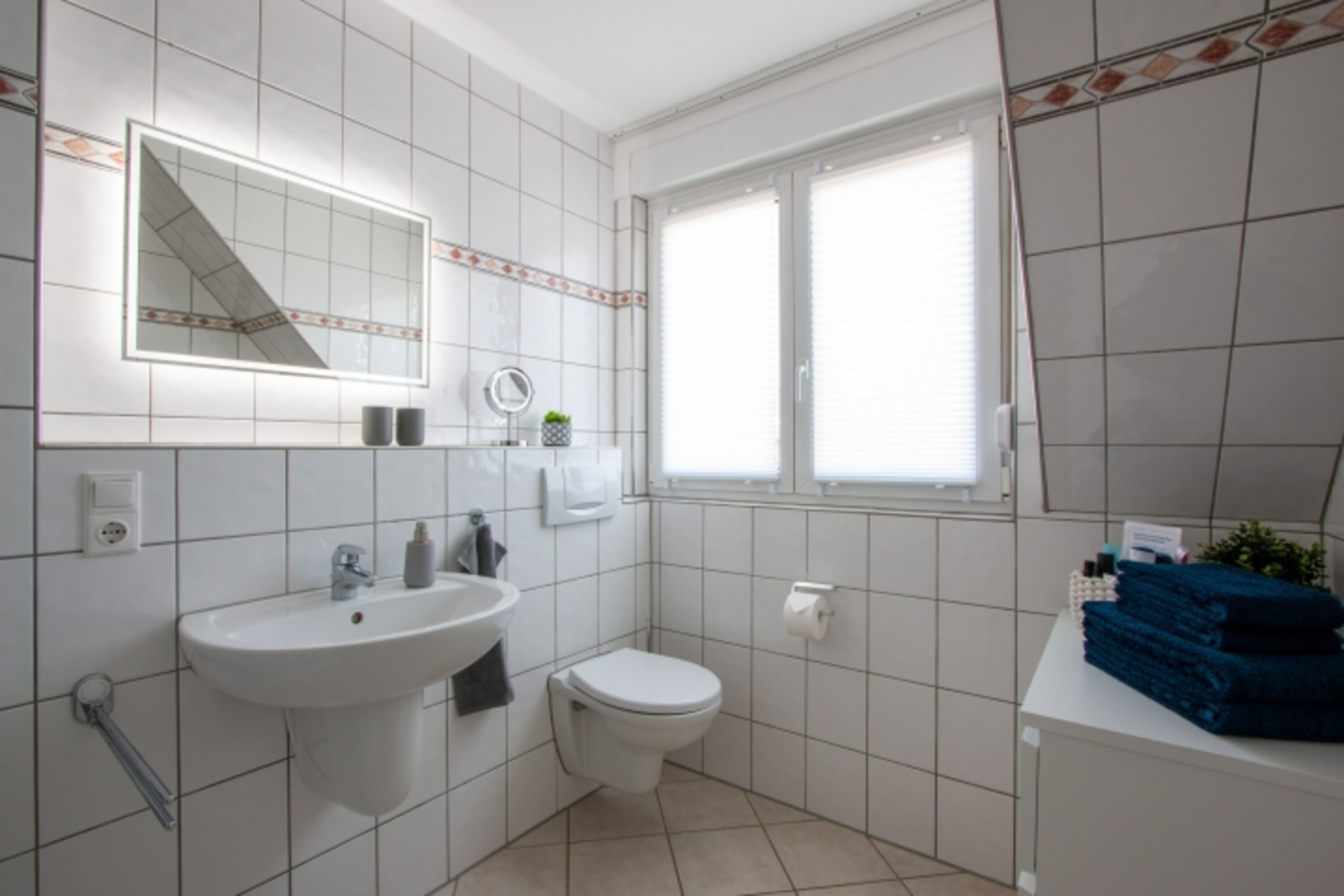 Geräumiges Tageslicht-Bad mit Fenster zum Lüften und viel Stauraum für dich