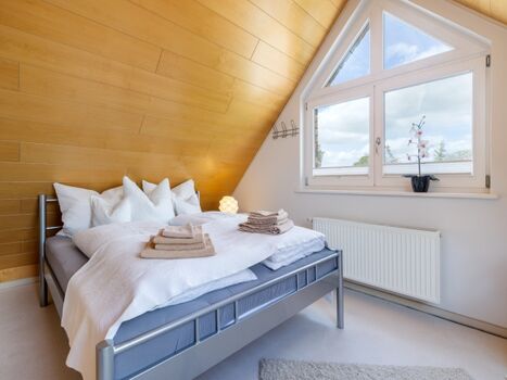 Schlafzimmer mit Blick auf die Schoritzer Wiek