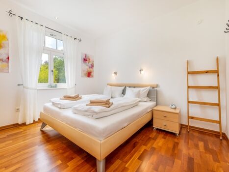 Schlafzimmer mit eigenen Bad für mehr Privatsphäre 