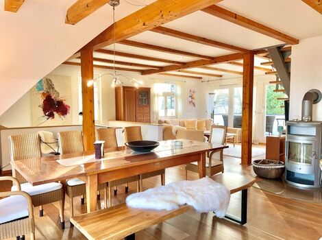 Gemütlich Zusammensein am großen Esstisch