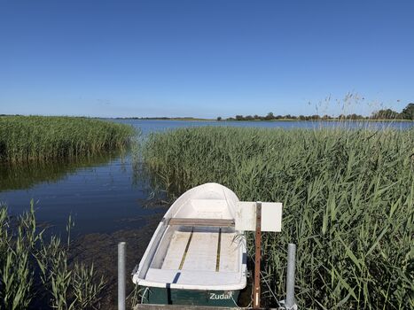 eigener Steg mit Boot am privaten Wassergrundstück
