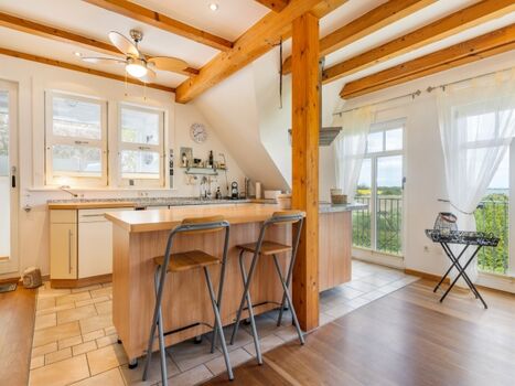 Der Küchenbereich lädt mit Tresen und Barstühlen zum plaudern ein