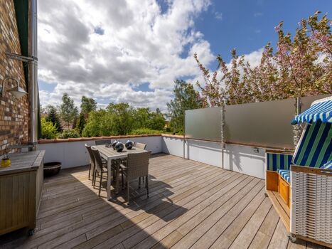 Panorama Dachterrasse mit Strandkorb