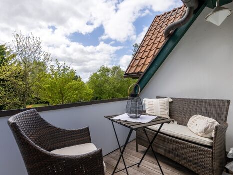 Balkon im Ferienhaus auf Rügen mit Terrassenmöbeln