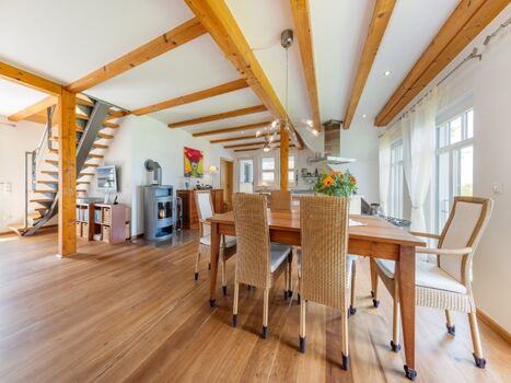 Ferienhaus Rügenbrise Seeblick - Essbereich mit Kamin