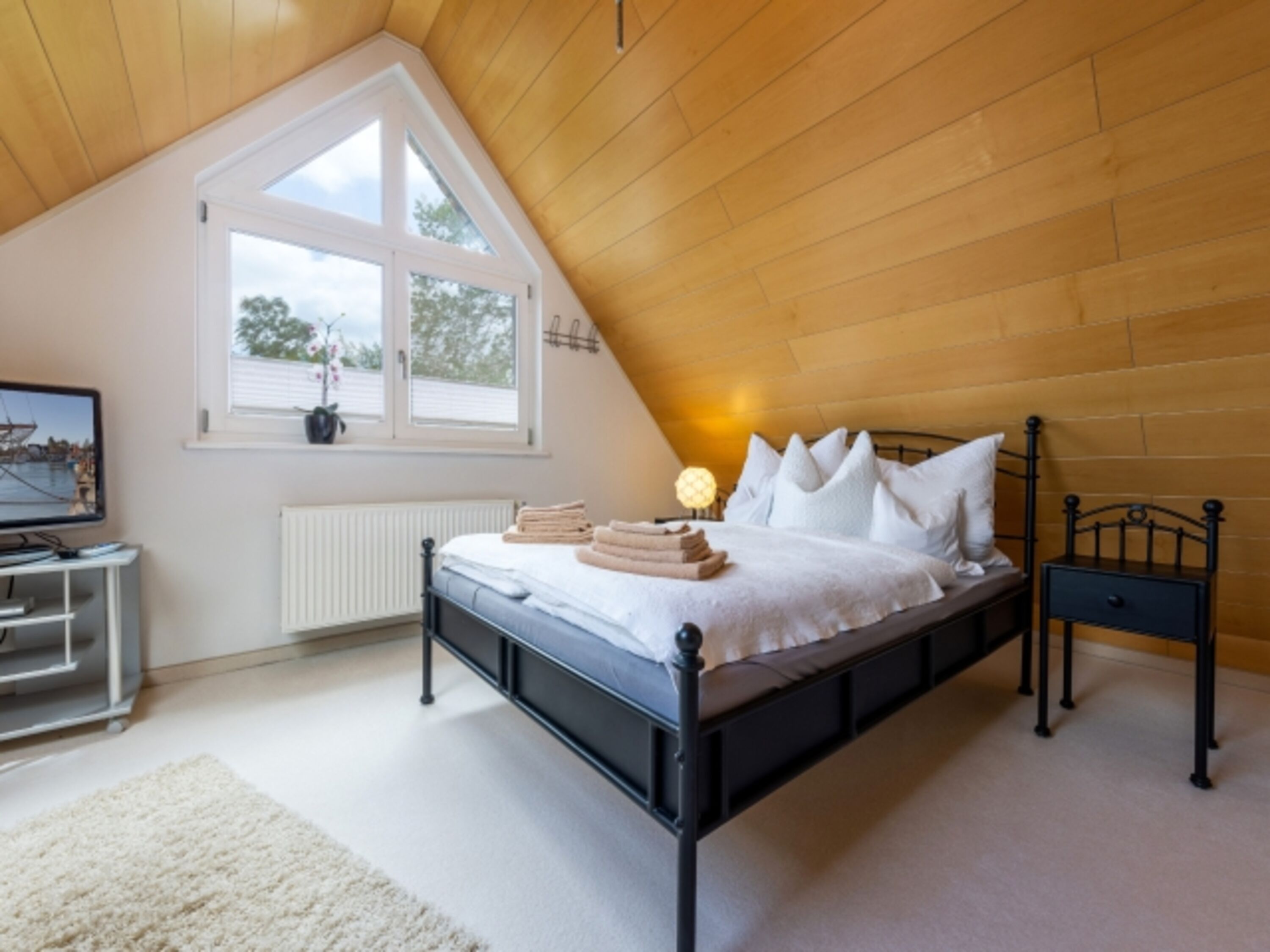 Schlafzimmer mit Seeblick im Ferienhaus Rügenbrise