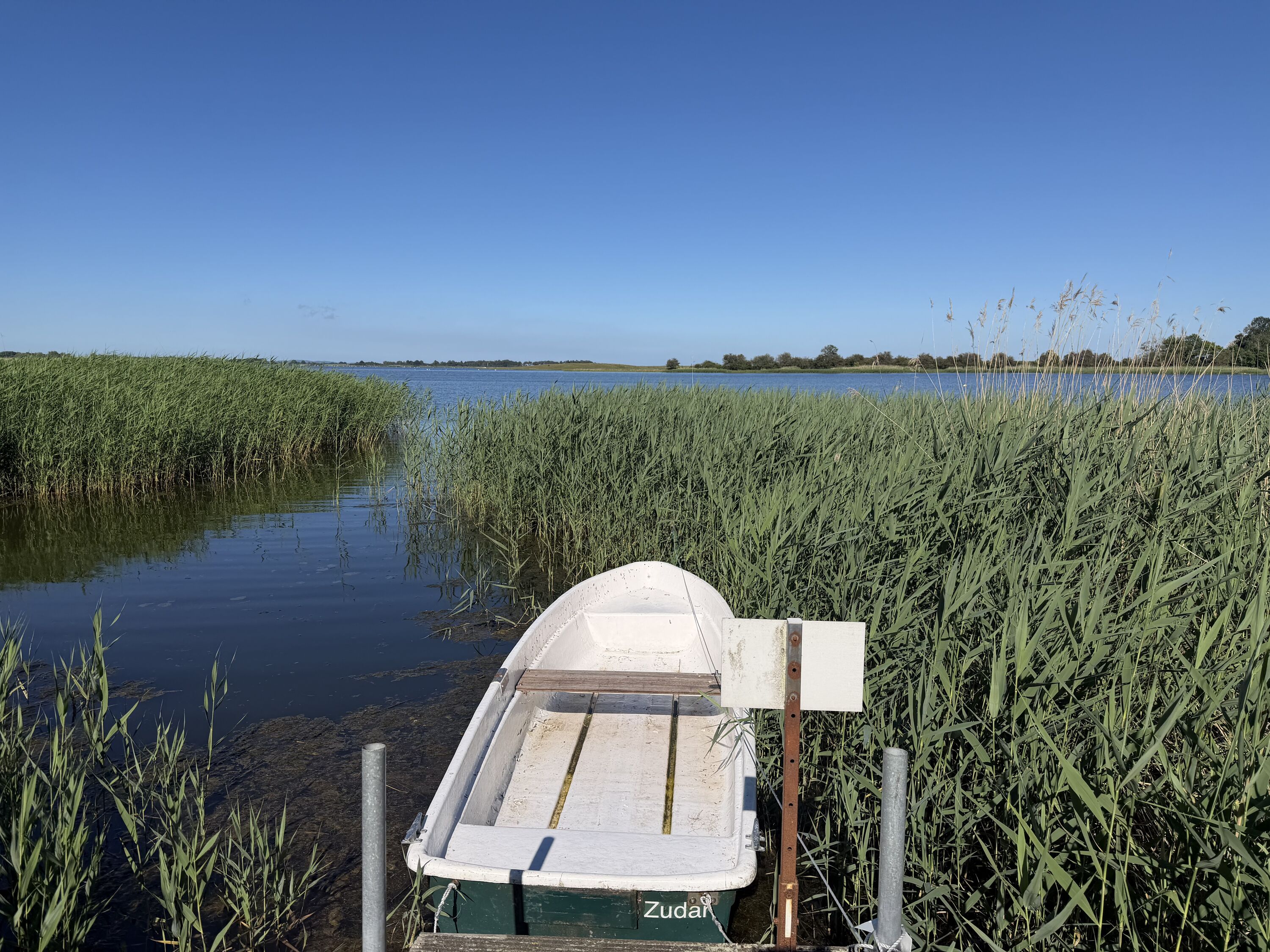 eigener Steg mit Boot am privaten Wassergrundstück