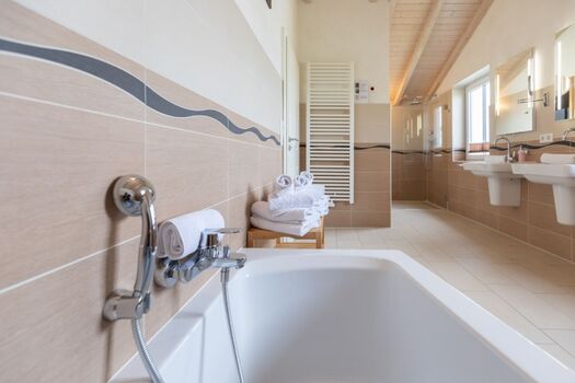Großes Bad mit Dusche, Badewanne und Sauna