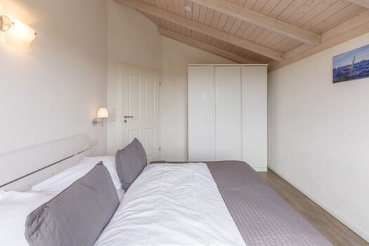 Schlafzimmer mit Doppelbett- 2