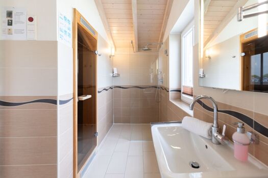 Großes Bad mit Dusche, Badewanne und Sauna