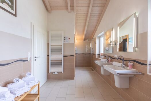 Großes Bad mit Dusche, Badewanne und Sauna