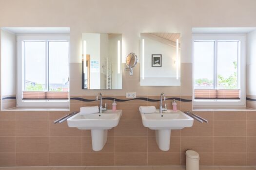 Großes Bad mit Dusche, Badewanne und Sauna