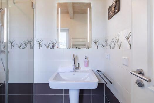 Bad mit Dusche und WC