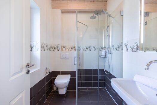 Bad mit Dusche und WC