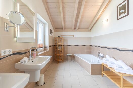 Großes Bad mit Dusche, Badewanne und Sauna