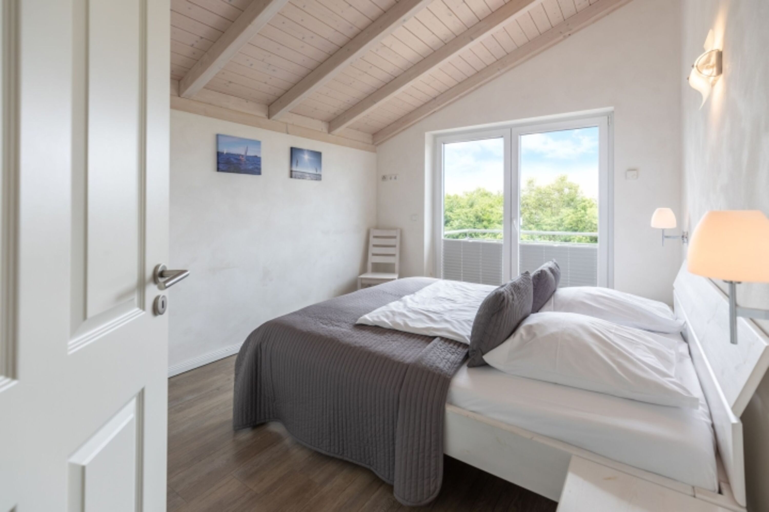 Schlafzimmer mit Doppelbett -1