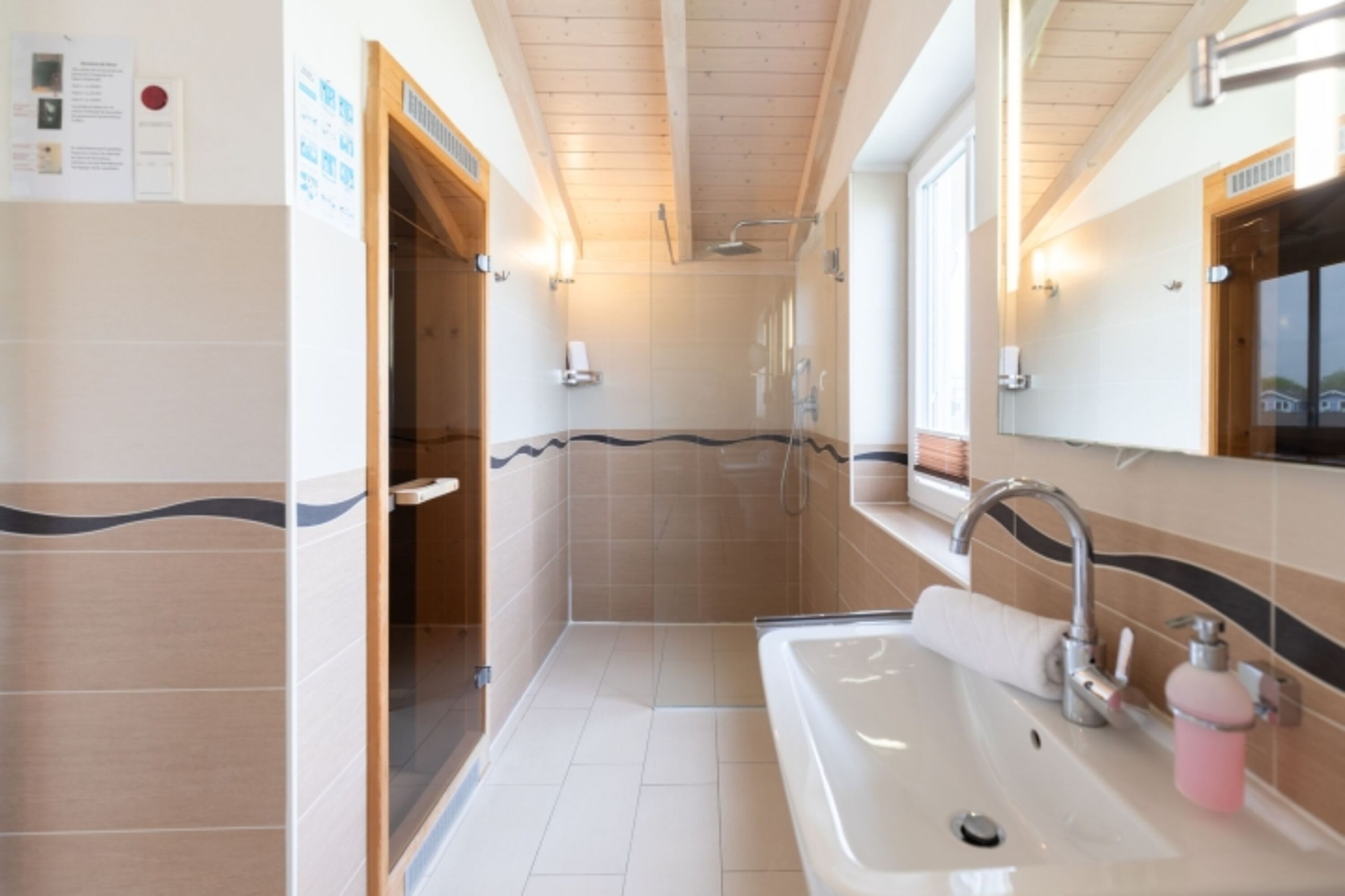 Großes Bad mit Dusche, Badewanne und Sauna
