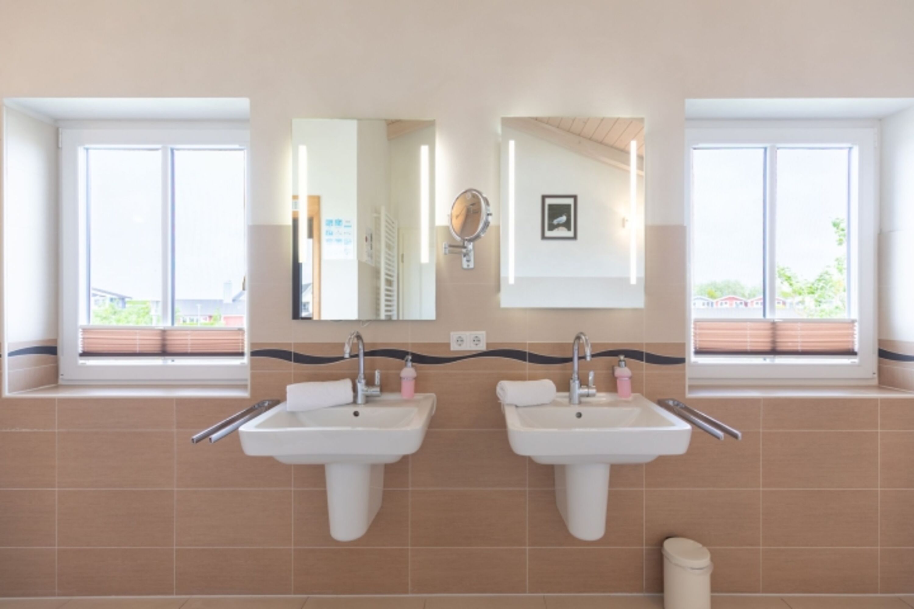 Großes Bad mit Dusche, Badewanne und Sauna