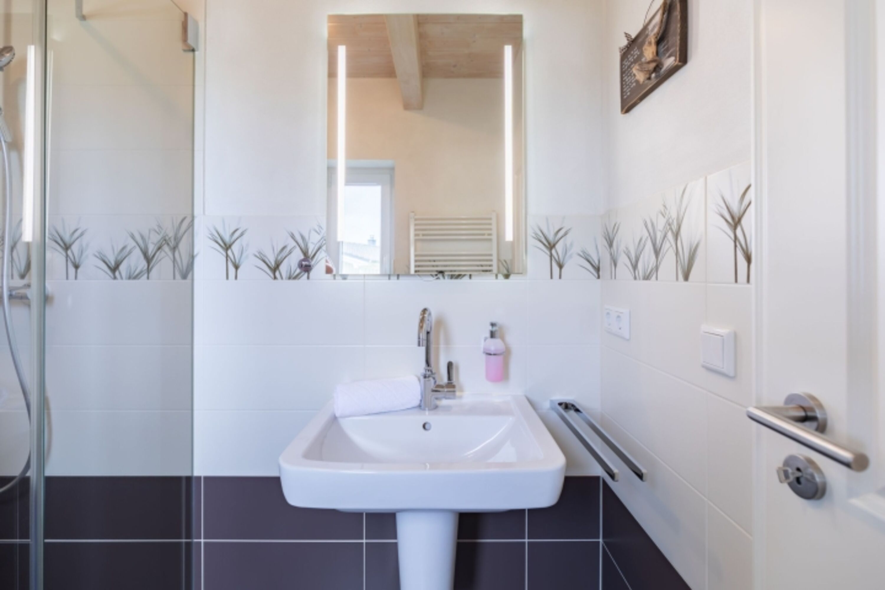 Bad mit Dusche und WC