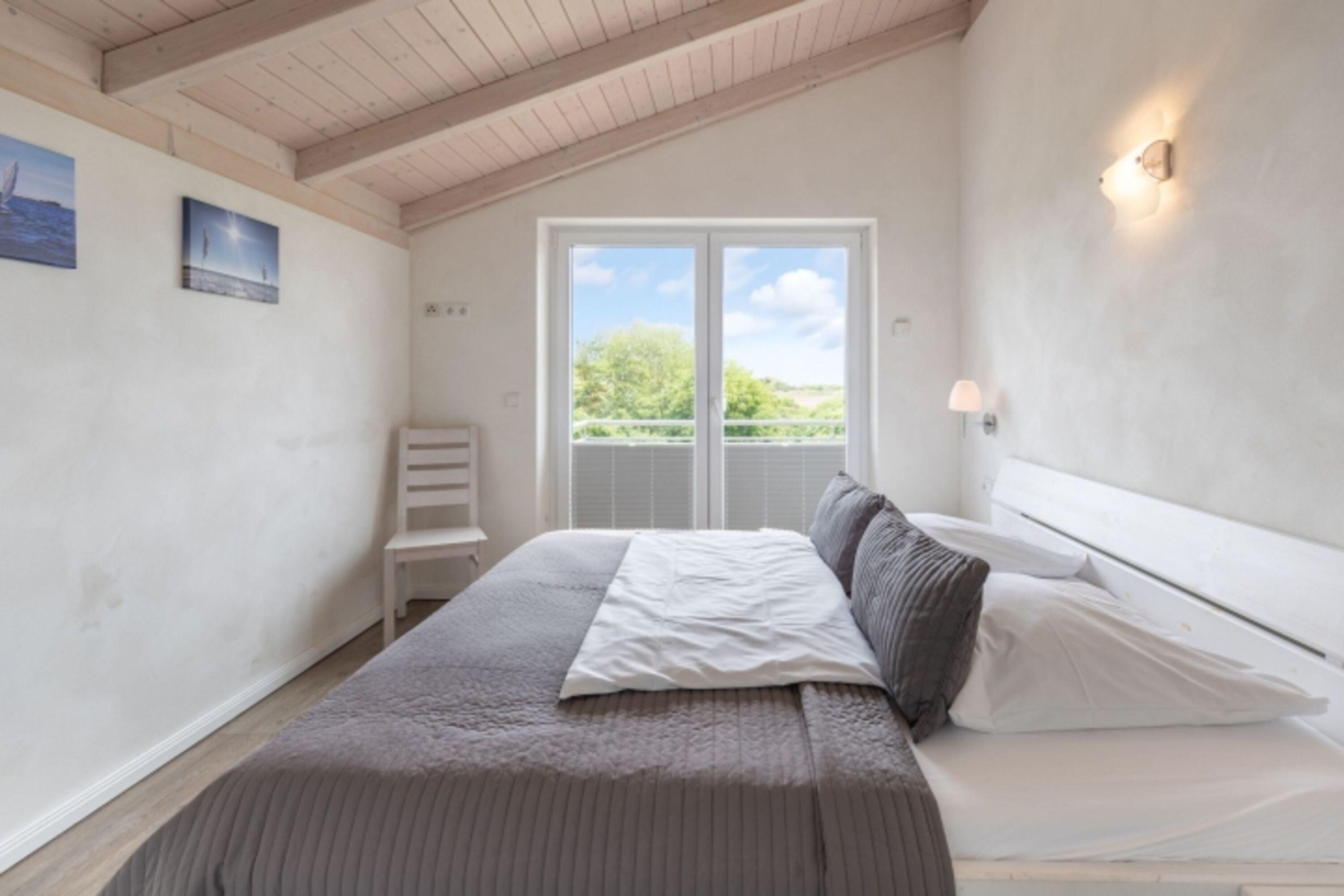 Schlafzimmer mit Doppelbett- 1