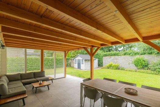 Die überdachte Terrasse mit Lounge-Ecke