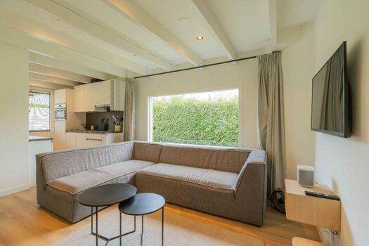 Die komfortable Sitzecke mit Eckcouch und Digital TV