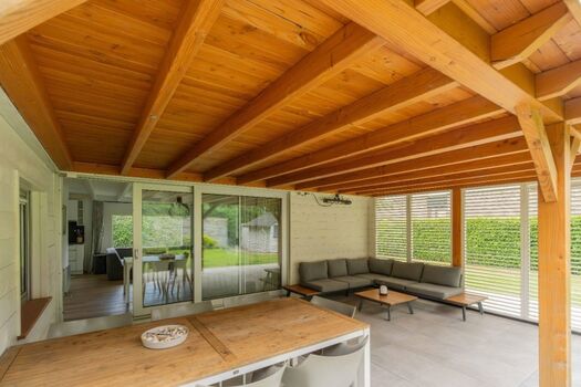 Die überdachte Terrasse mit Gartengruppe 